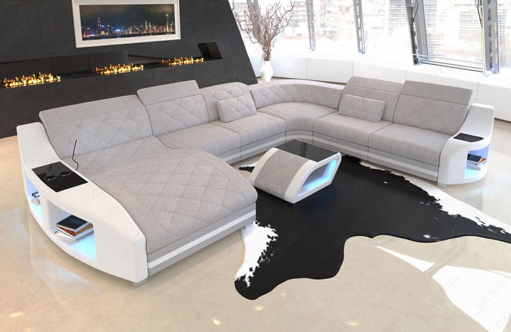 Stoffsofa in der U Form mit einem Bezug aus Webstoff