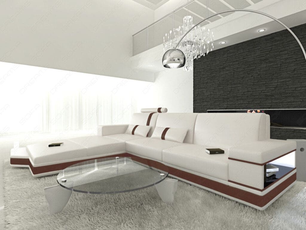 Ein modernes Ecksofa in einem stilvollen Wohnzimmer.